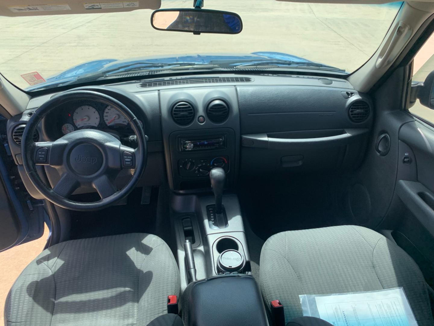 2004 blue /black Jeep Liberty Columbia Edition 2WD (1J4GK48KX4W) with an 3.7L V6 SOHC 12V engine, Automatic transmission, located at 14700 Tomball Parkway 249, Houston, TX, 77086, (281) 444-2200, 29.928619, -95.504074 - Photo#10